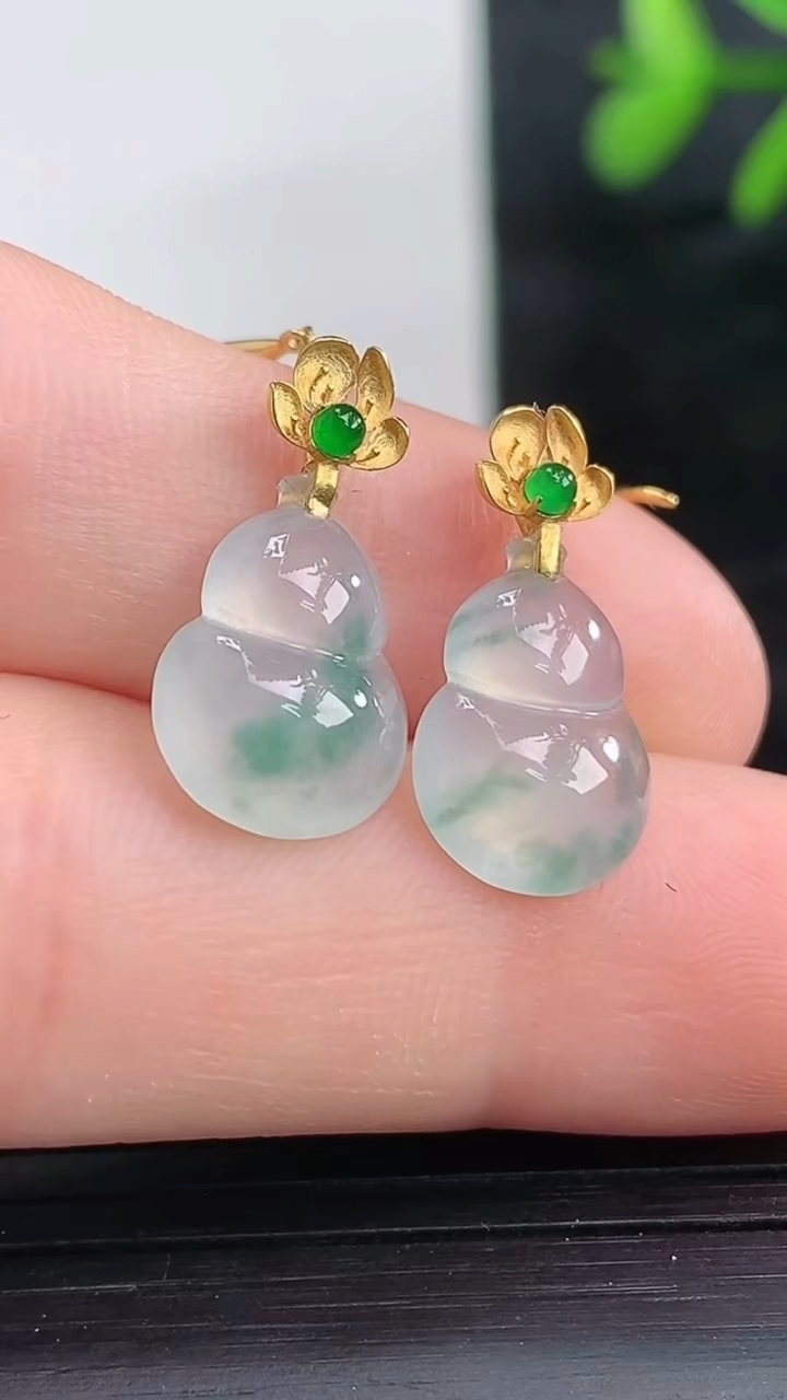 天然A货翡翠种飘花葫芦吊坠尺寸12.1-8.7-3.2重量:1.43g
3月27日