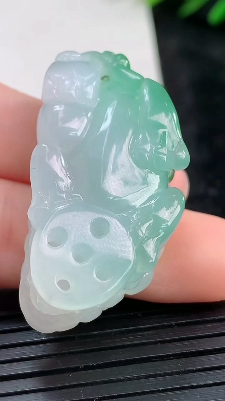 天然A货翡翠貔貅吊坠尺寸39.4-20-13.6重量:21.39g
3月27日