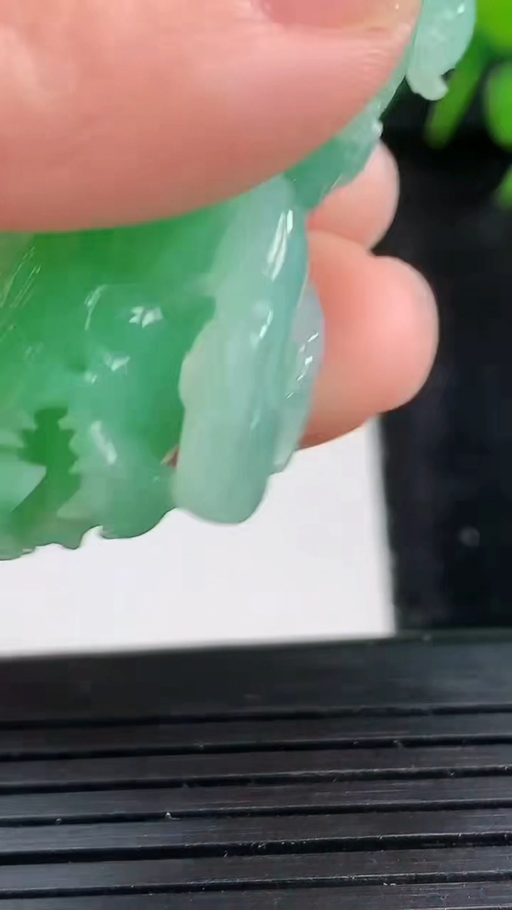 天然A货翡翠貔貅吊坠尺寸48.5-13.4-21.7重量:19.60g
3月27日