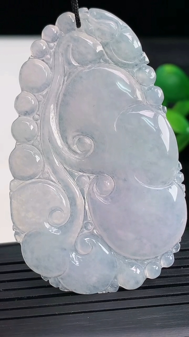 天然A货翡翠紫罗兰如意吊坠尺寸62-38.8-3.9重量:15.18g
3月27日