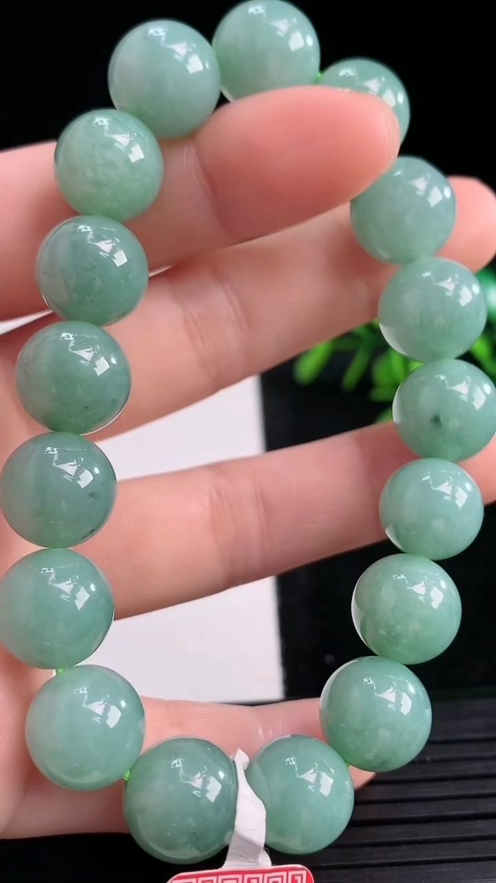 天然A货翡翠圆珠手串尺寸11-17颗重量:45.32g3月27日
工厂直销收藏佳品,种好水足，色泽均匀，有种有色，上手高大气！