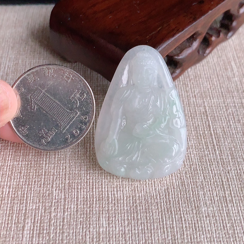 天然A货翡翠大日如来吊坠 
尺寸38.3-26.5-5.5mm 重量9.88g 0326