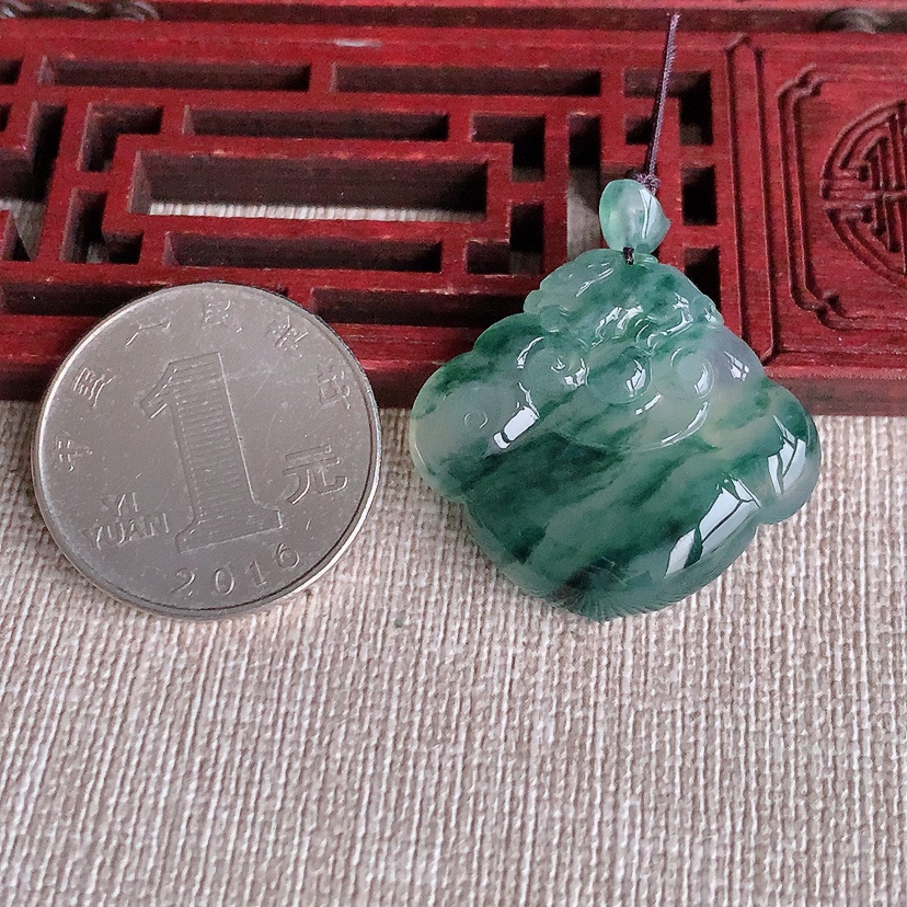 天然A货翡翠飘花如意吊坠 
尺寸26-29.2-6mm 重量8.75g 0326