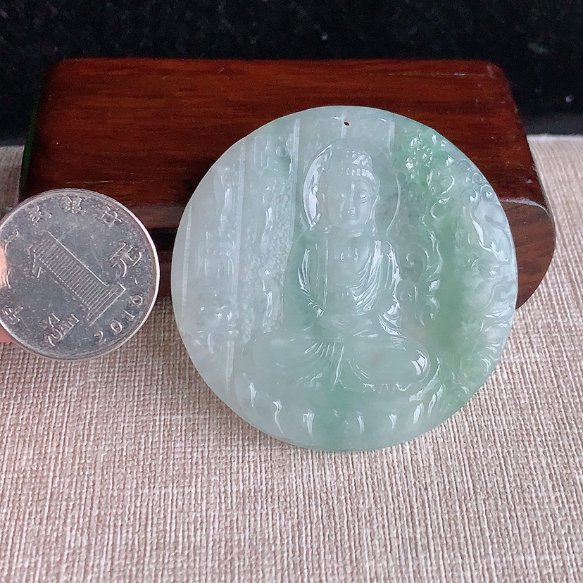 天然A货翡翠晴绿大日如来吊坠 
尺寸51.6-5.3mm 重量29.50g 0326