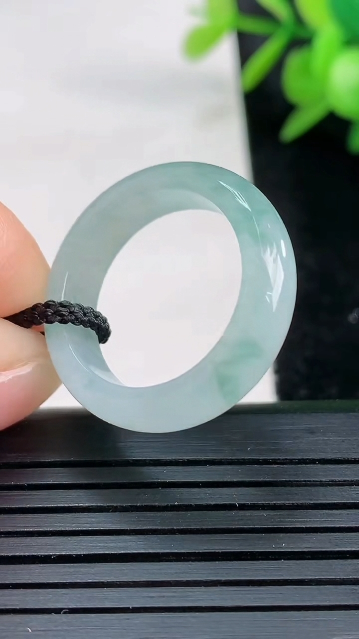 天然A货翡翠冰种飘花指环戒指尺寸18.9-5.7-3.4重量:3.89g2026年3月27日
工厂直销收藏佳品,种好水足，色泽均匀，有种有色，上手高大气！