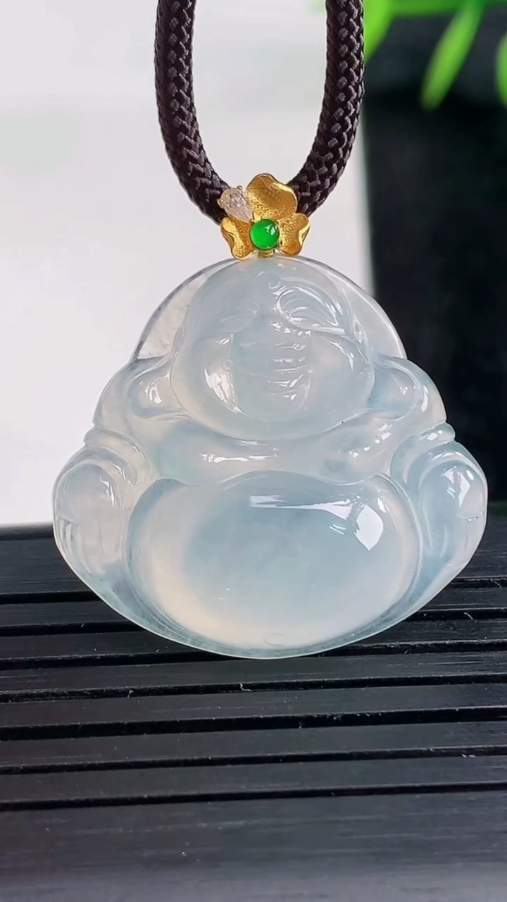 天然A货翡翠种白冰佛公吊坠尺寸24.1-25.8-6.1重量:5.91g
3月27日