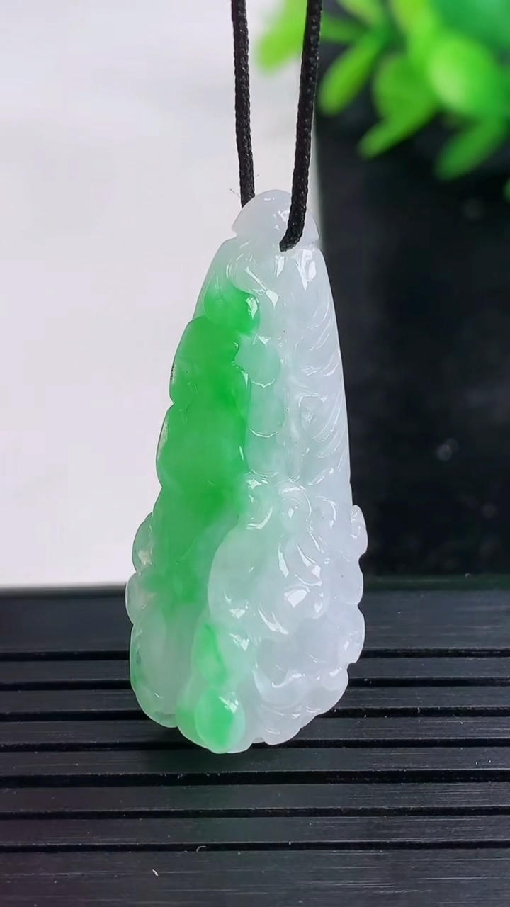 天然A货翡翠白菜吊坠尺寸35.8-15.7-8.6重量:6.53g
3月27日