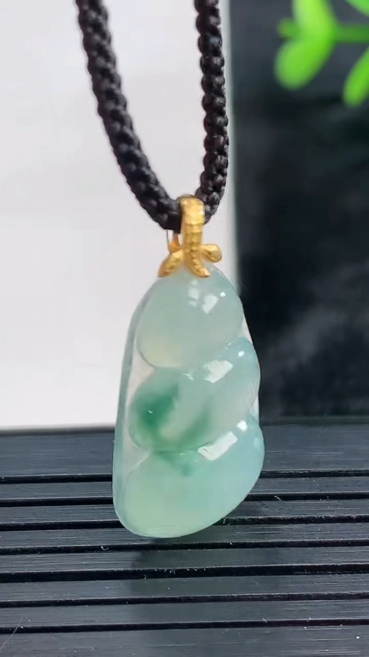 天然A货翡翠种飘花福豆吊坠尺寸25.4-13.8-4.7重量:2.69g
3月27日