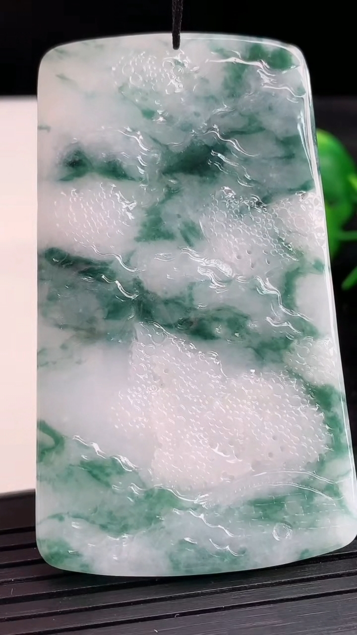 天然A货翡翠牌吊坠尺寸67.6-39-5.5重量:36.86g
3月27日