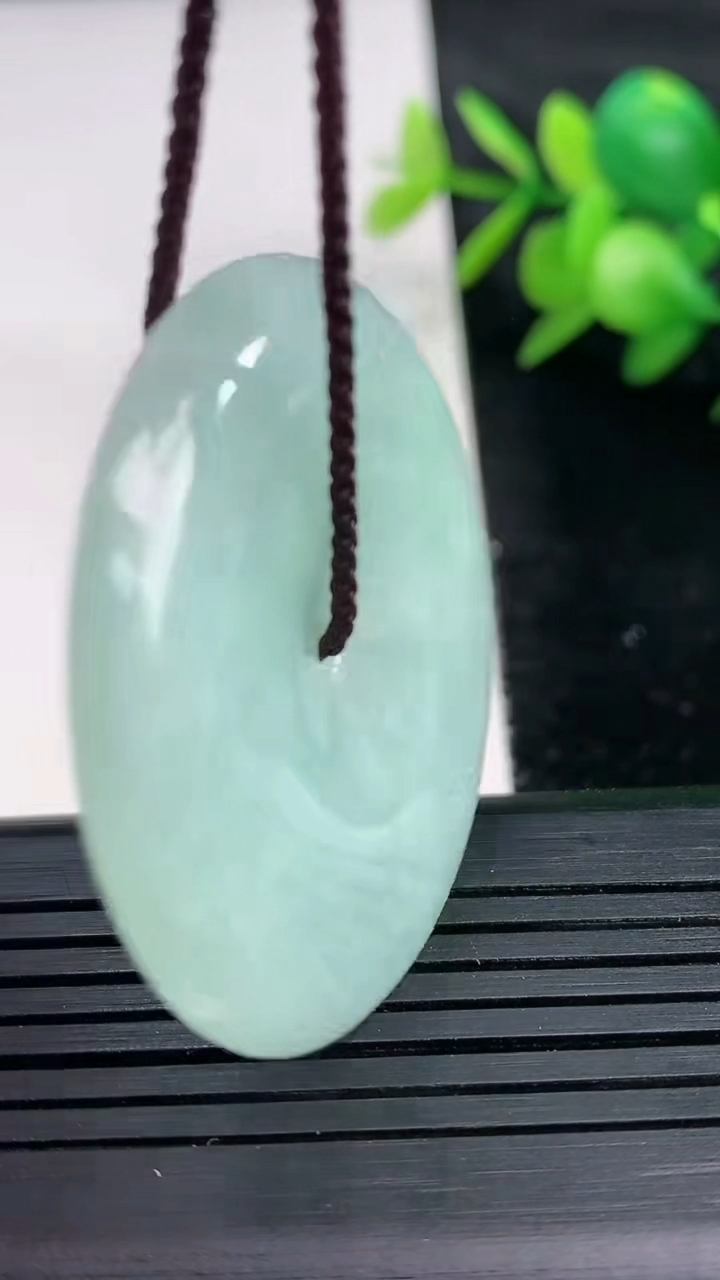 天然A货翡翠平安扣吊坠尺寸40.9-6.8重量:23.82g
3月27日