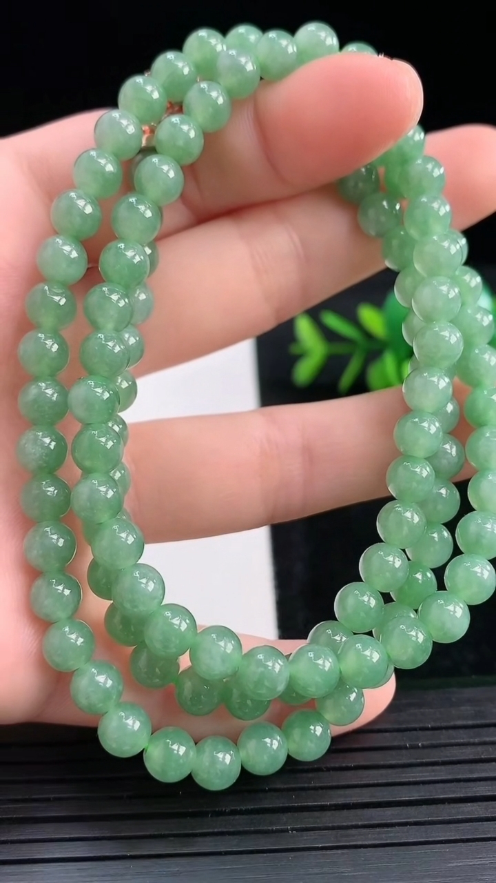 天然A货翡翠圆珠项链尺寸5.8-106颗重量:36.60g3月27日
工厂直销收藏佳品,种好水足，色泽均匀，有种有色，上手高大气！