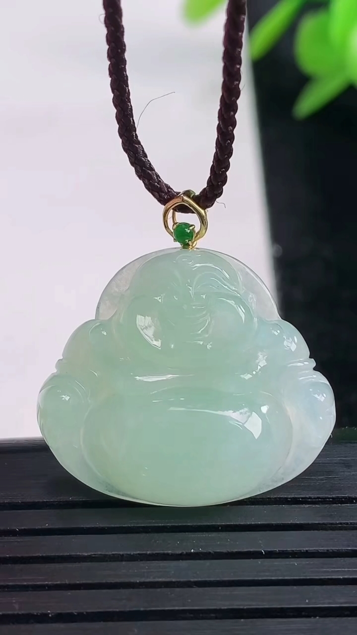 天然A货翡翠佛公吊坠尺寸21.6-24.8-5.6重量:4.35g
3月27日