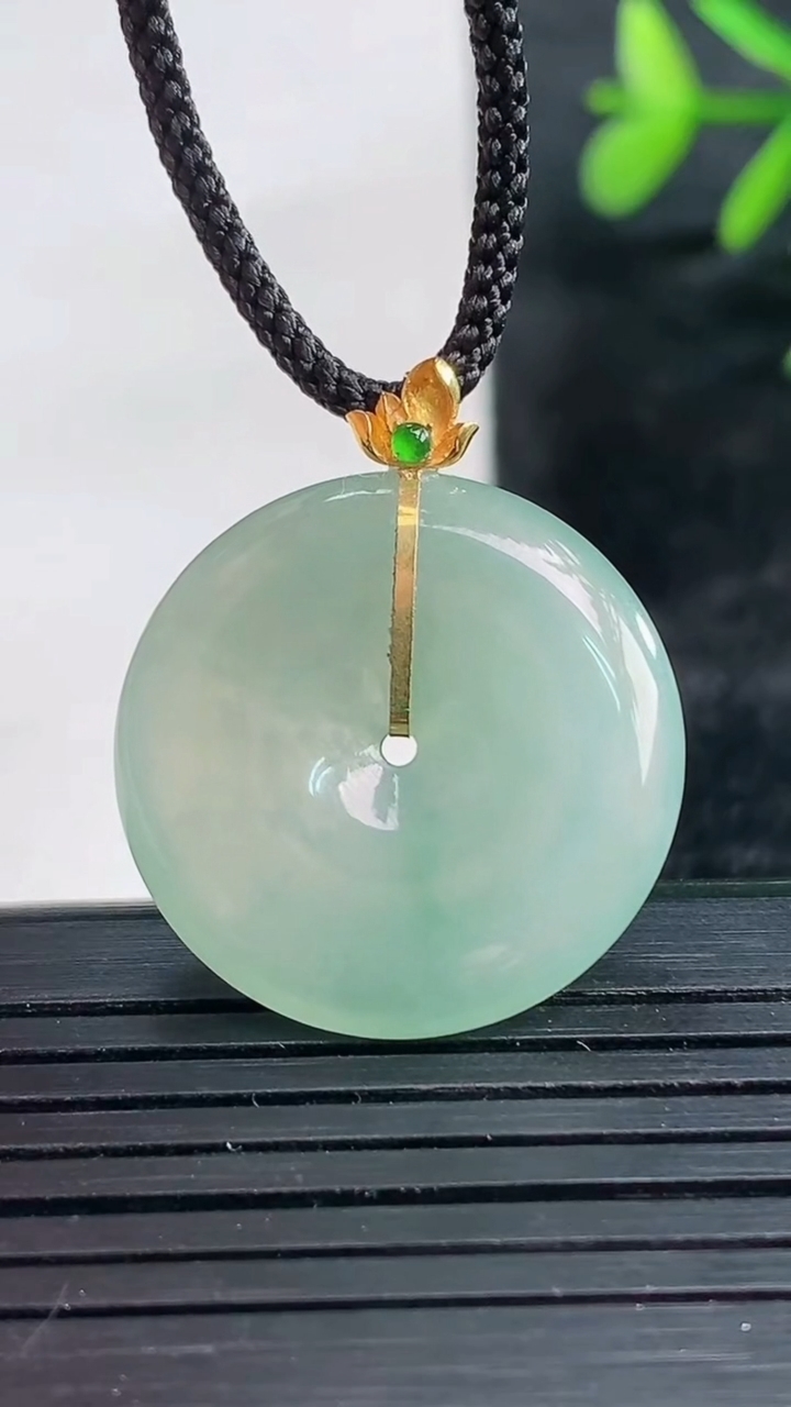 天然A货翡翠平安扣吊坠尺寸23.3-4.5重量:5.28g
3月27日