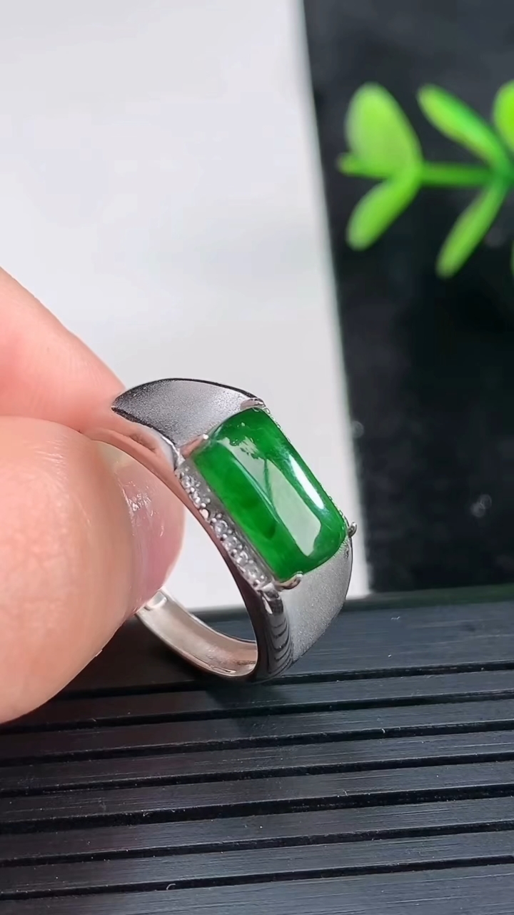 天然A货翡翠马鞍戒指尺寸19.3-10.5-5.9重量:3.01g2026年3月27日
工厂直销收藏佳品,种好水足，色泽均匀，有种有色，上手高大气！