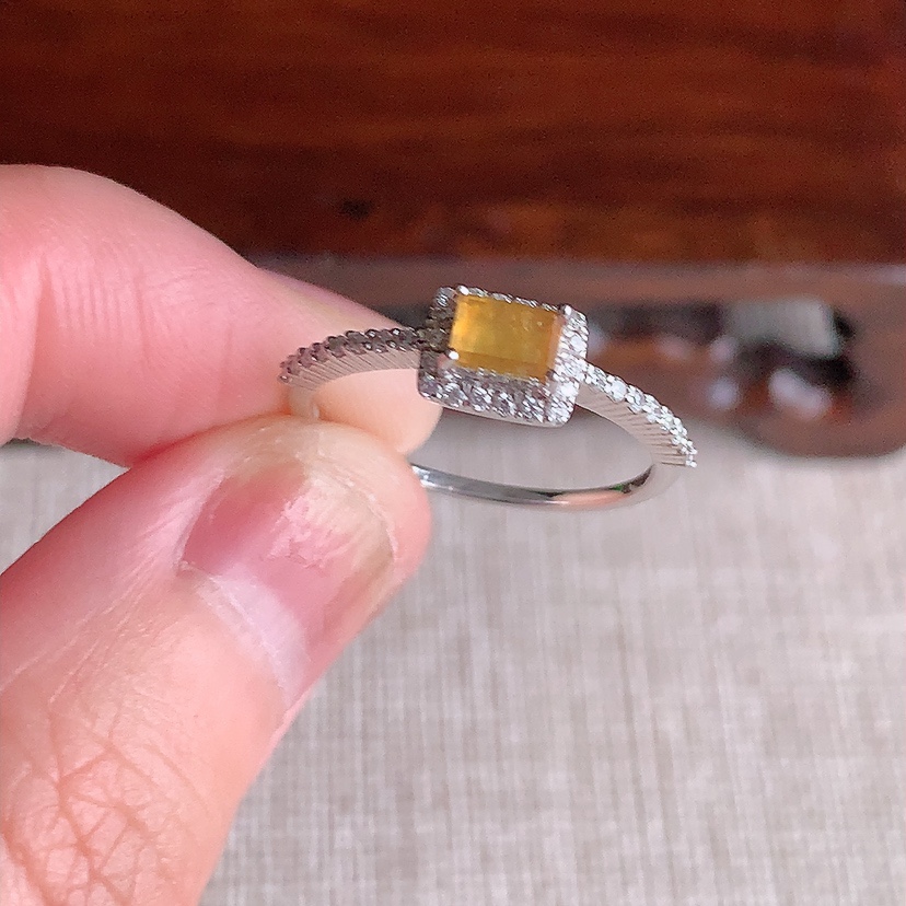 天然A货翡翠18K金伴钻镶嵌黄翡马鞍戒指 圈口17.4裸石
尺寸5-2.7mm 重量1.93g 03