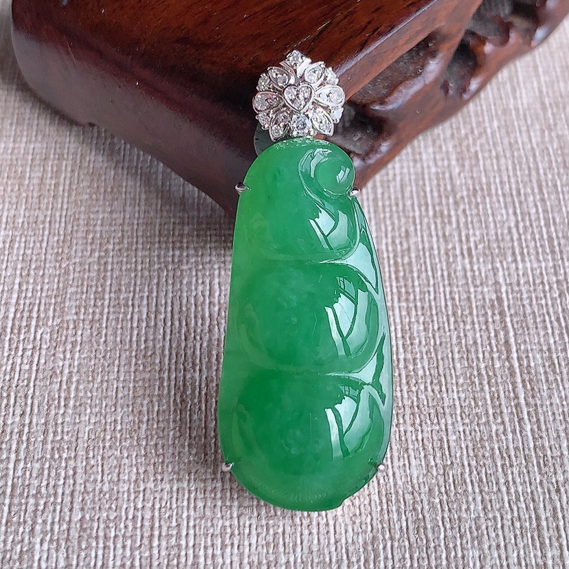 天然A货翡翠18K金伴钻镶嵌满绿四季豆福豆平安豆吊坠 
尺寸44-35.2-16.5-8.5mm 重量10.78g 0326