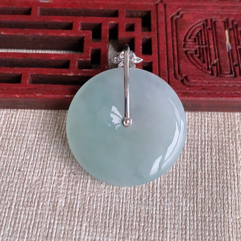 天然A货翡翠18K金伴钻镶嵌晴水平安扣吊坠 
尺寸34.5-28-5mm 重量8.83g 0326