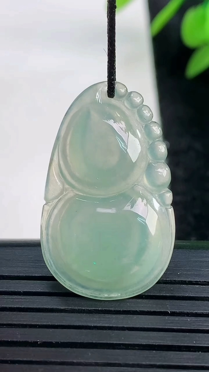 天然A货翡翠葫芦吊坠尺寸29.5-18.1-4.5重量:3.65g
3月27日