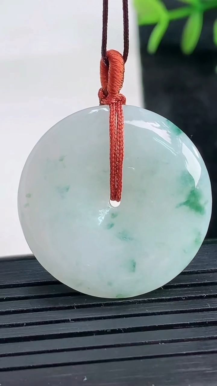 天然A货翡翠飘花平安扣吊坠尺寸28.8-5.4重量:9.34g
3月27日