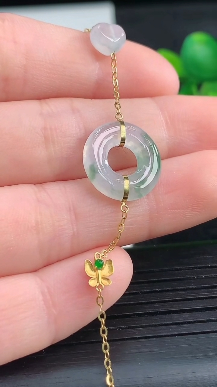 天然A货翡翠种飘花平安环手链尺寸13.6-2.7重量:1.67g
3月27日