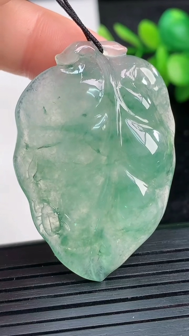 天然A货翡翠飘花金枝玉叶 叶子吊坠尺寸46.9-32.3-8.3重量:18.81g
3月27日