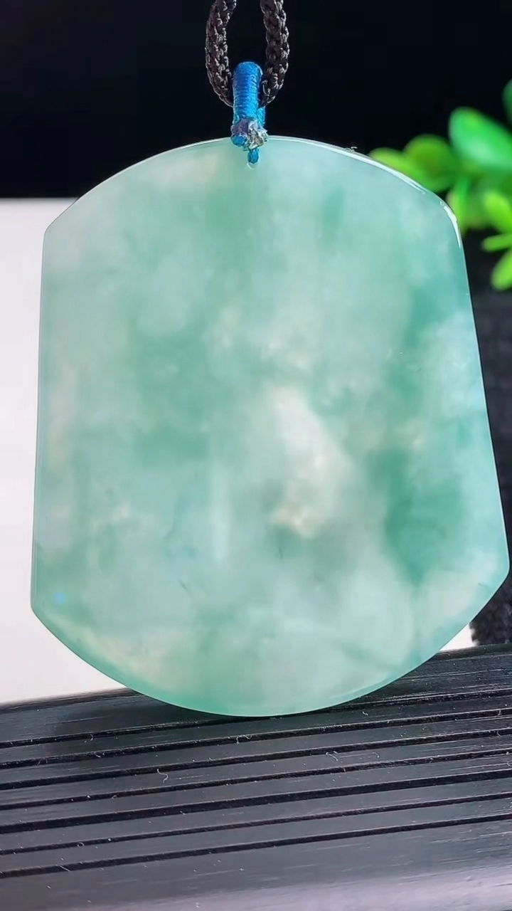 天然A货翡翠文殊菩萨吊坠尺寸55.9-46.7-5.9重量:34.40g
3月27日