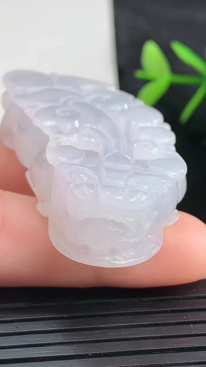 天然A货翡翠貔貅吊坠尺寸50.2-25.3-12.2重量:33.98g
3月27日