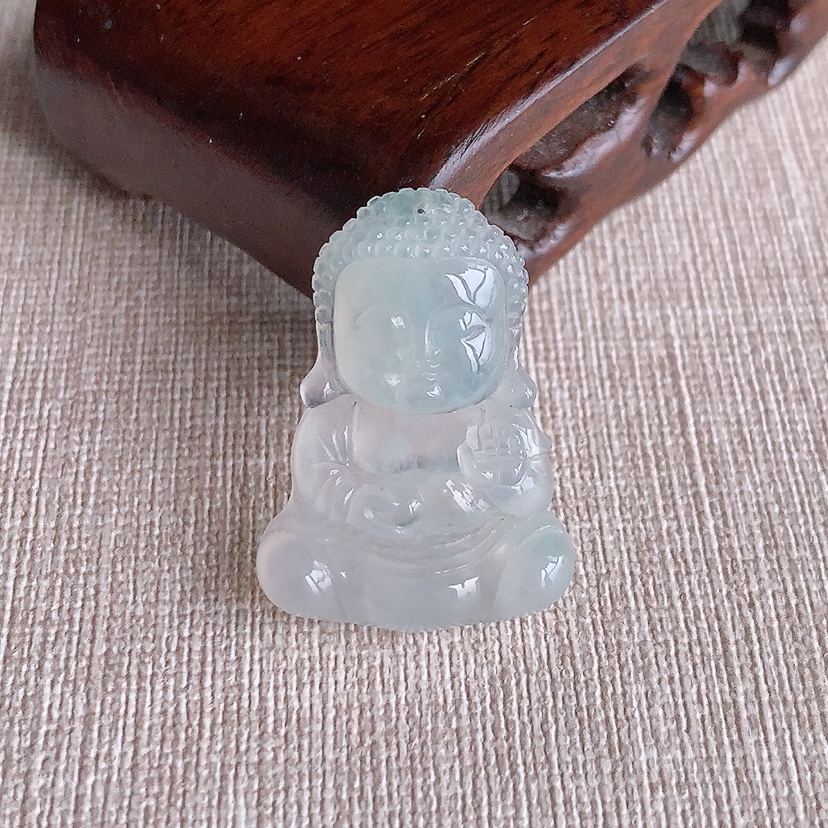 天然A货翡翠白月光宝宝佛吊坠 
尺寸31.2-22.4-5mm 重量5.76g 0326