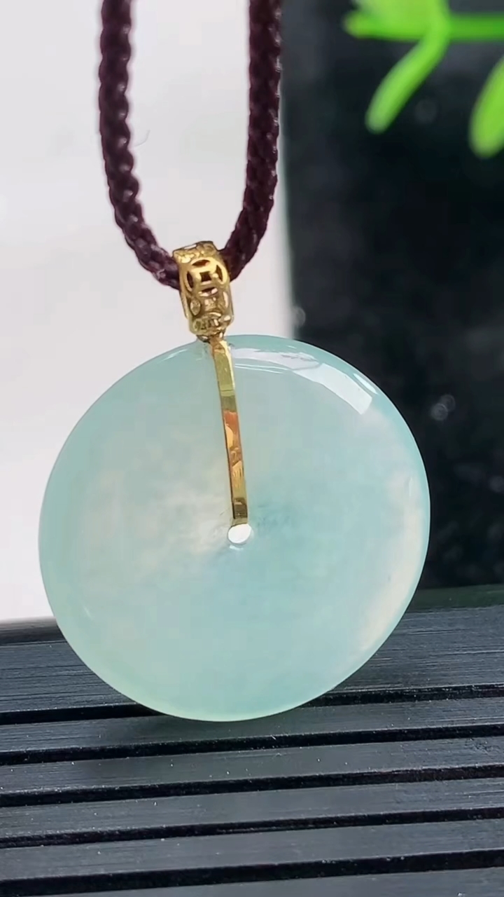 天然A货翡翠平安扣吊坠尺寸21.1-3.2重量:3.30g
3月27日