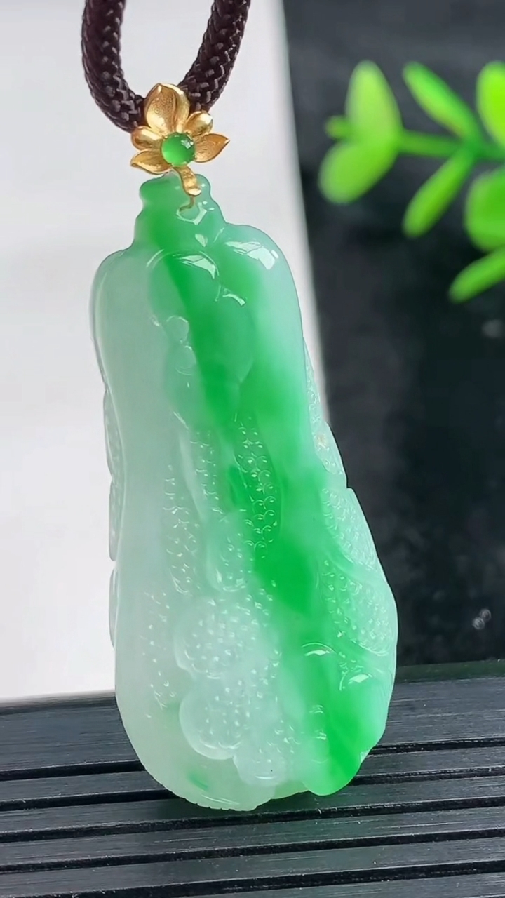 天然A货翡翠白菜吊坠尺寸42.3-20.1-8.4重量:12.89g
3月27日
