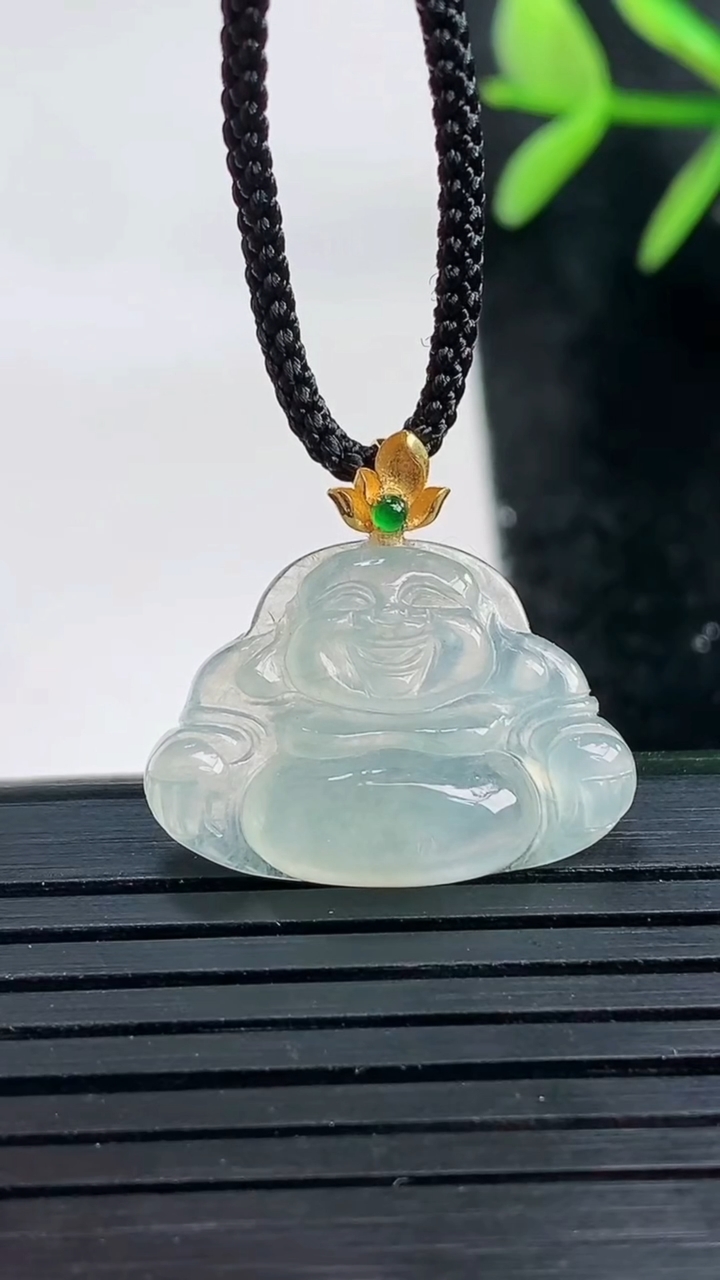 天然A货翡翠种白冰佛公吊坠尺寸15.5-22.2-4.2重量:2.35g
3月27日