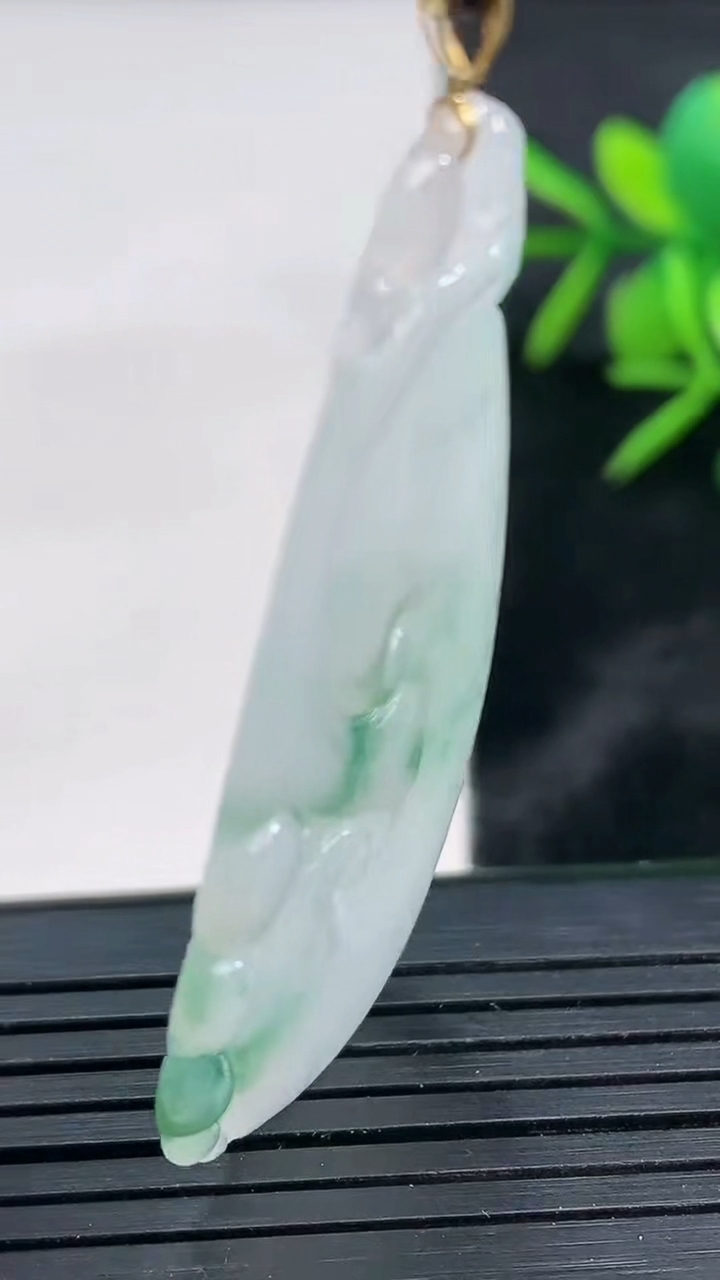 天然A货翡翠种飘花如意吊坠尺寸48-23.6-3.6重量:7.42g
3月27日