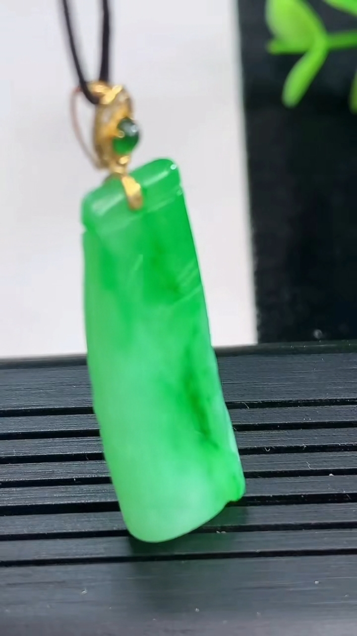 天然A货翡翠节节高升 竹节吊坠尺寸29.9-11.5-6.2重量:4.88g
3月27日