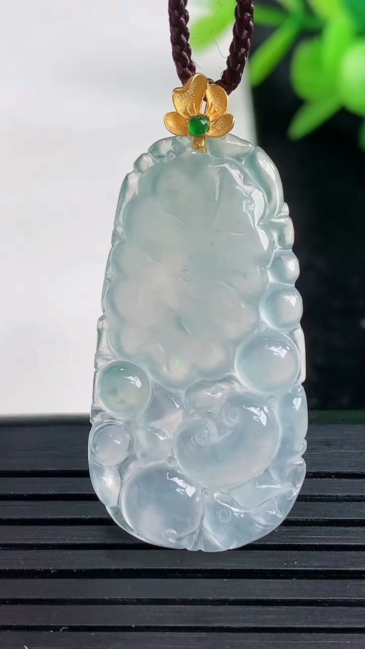天然A货翡翠种飘花年年有余吊坠尺寸34.8-18.1-4.3重量:5.00g
3月27日