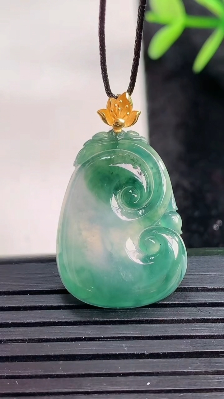 天然A货翡翠18K金飘花如意吊坠尺寸24.4-18.1-3.7重量:3.23g
3月27日