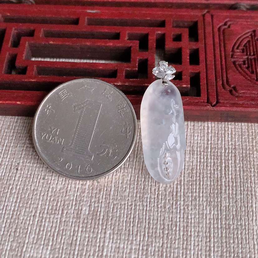 天然A货翡翠18K金伴钻镶嵌白月光八方来财吊坠 
尺寸29.5-24.5-10.4-6.2mm 重量2.96g 0326