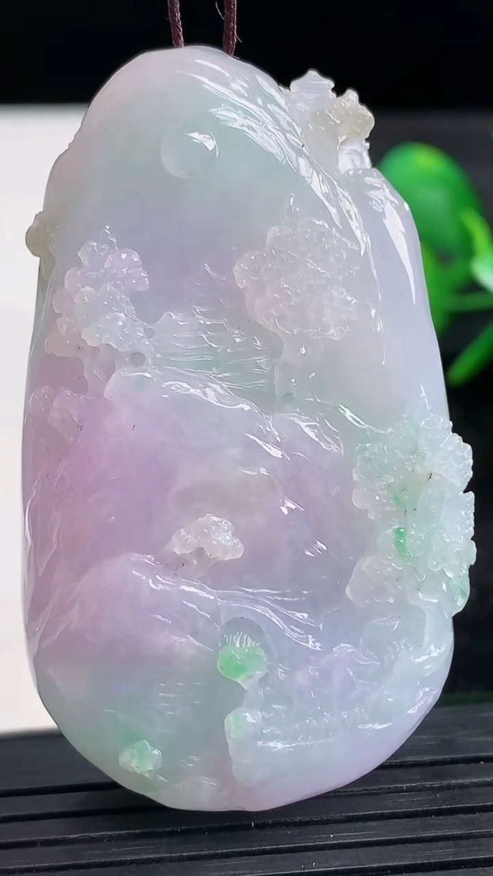 天然A货翡翠春带彩紫罗兰山水牌吊坠尺寸57.8-33.6-13.8重量:48.60g
3月27日