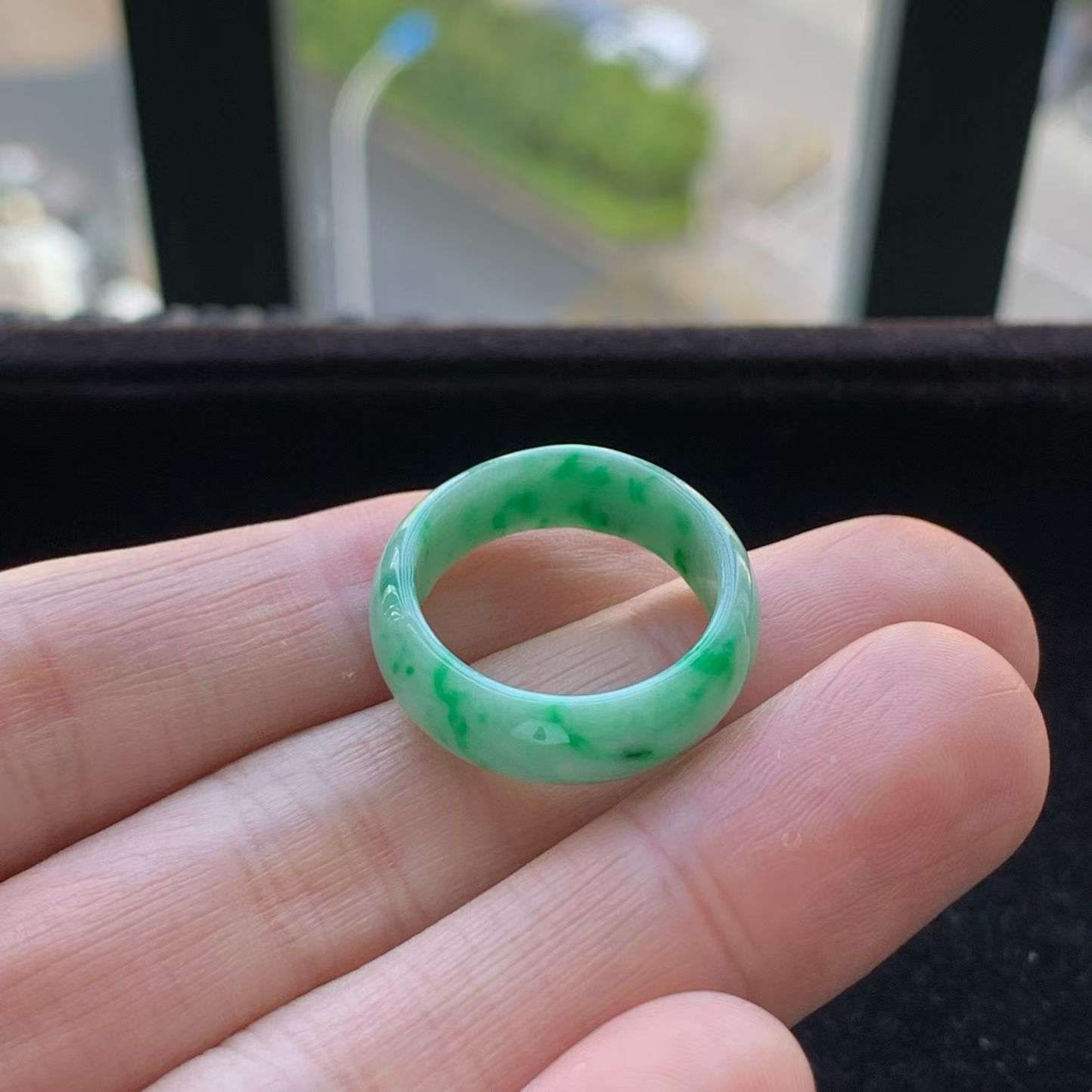 A货天然翡翠冰糯种飘绿戒指18号重量3.61
3月27日