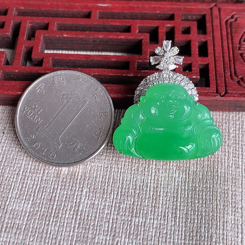 天然A货翡翠18K金伴钻镶嵌阳绿佛公吊坠 
尺寸28.6-18-25.8-12mm 重量9.80g 0326