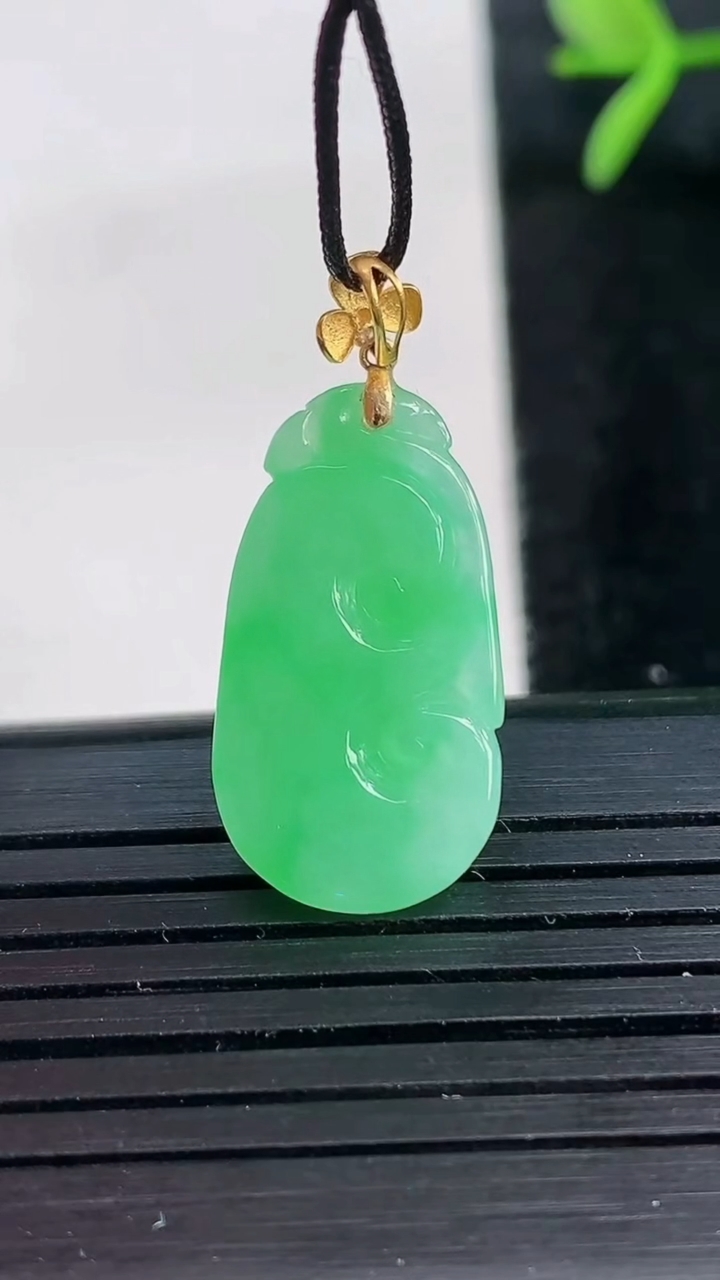 天然A货翡翠如意吊坠尺寸22.3-11.6-4.7重量:2.69g
3月27日
