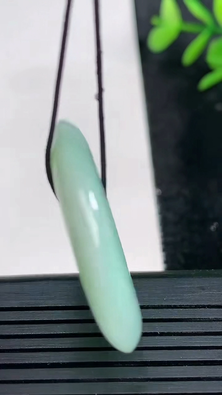 天然A货翡翠平安扣吊坠尺寸33.9-6重量:14.09g
3月27日