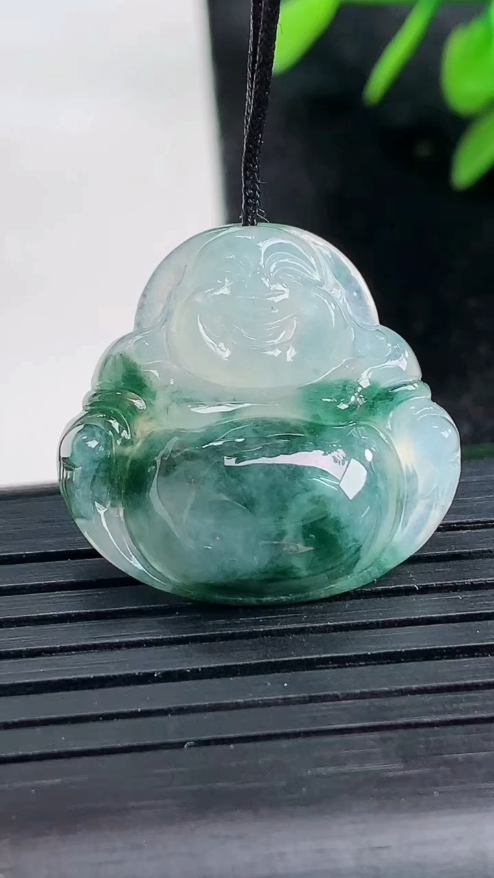 天然A货翡翠飘花佛公吊坠尺寸23.9-25-6.1重量:5.10g
3月27日