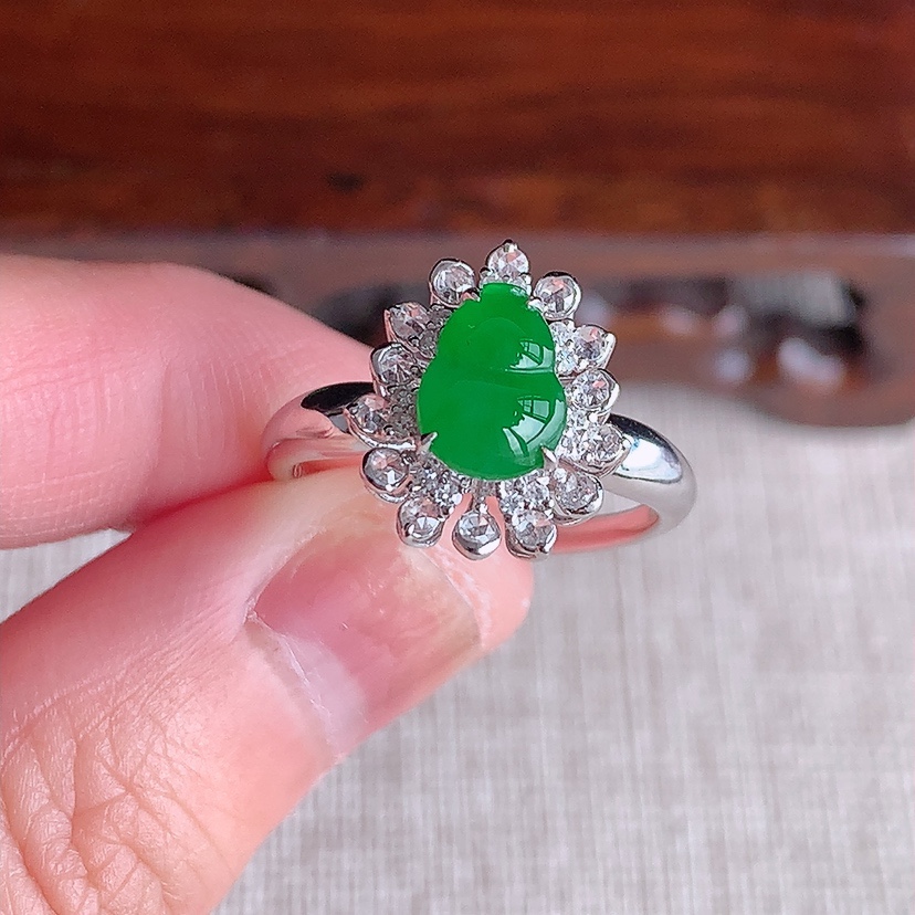 天然A货翡翠18K金伴钻镶嵌阳绿葫芦戒指 圈口17.5裸石
尺寸8-6mm 重量3.55g 0326