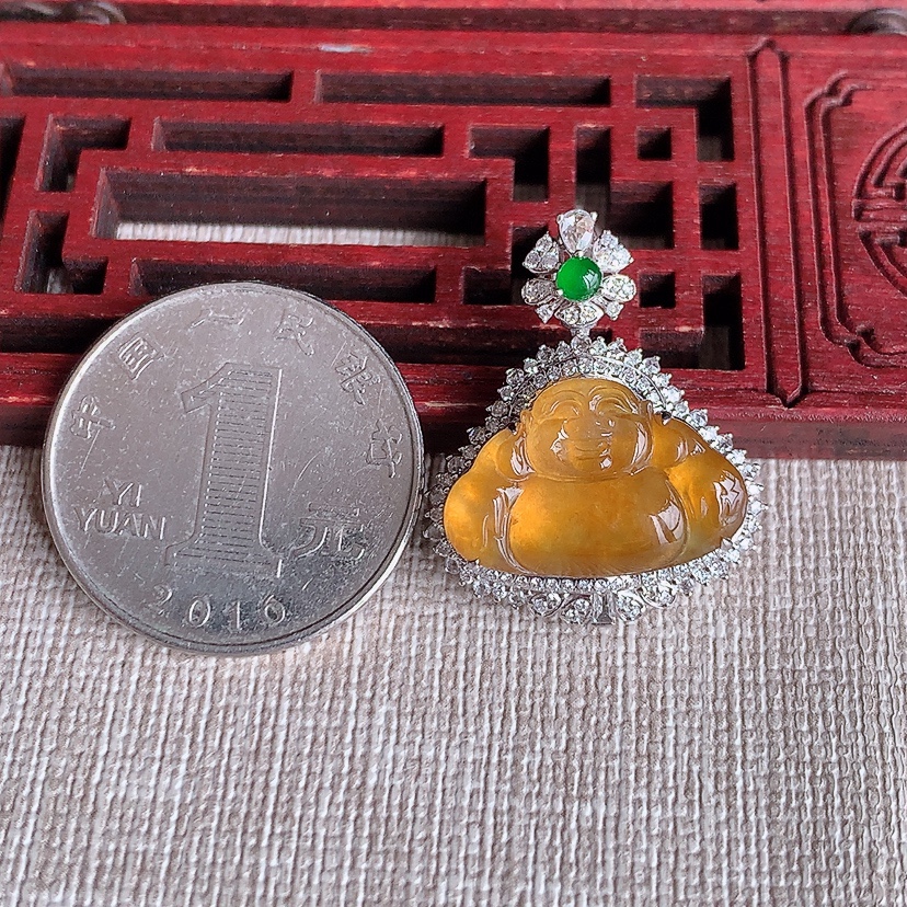 天然A货翡翠18K金伴钻镶嵌黄翡佛公吊坠 
尺寸26.6-22-8.6裸石12.2-18.8mm 重量4.00g 0326
