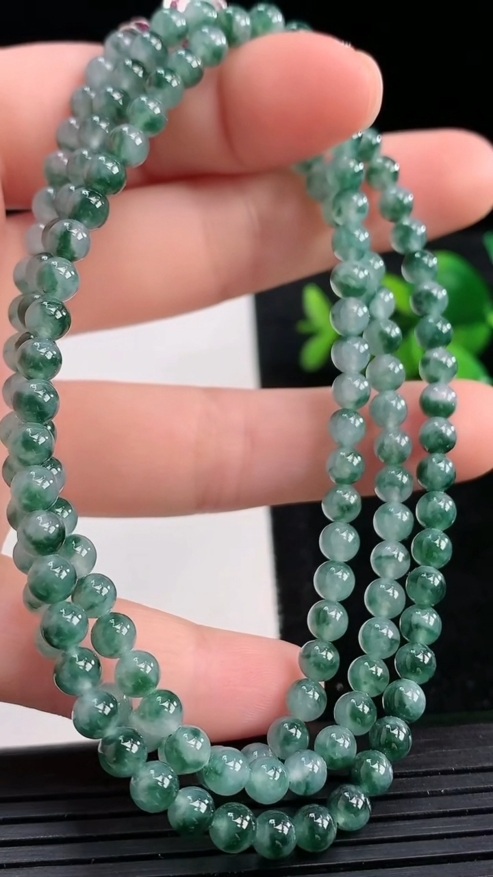 天然A货翡翠飘花圆珠项链尺寸4.3-140颗重量:23.88g3月27日
工厂直销收藏佳品,种好水足