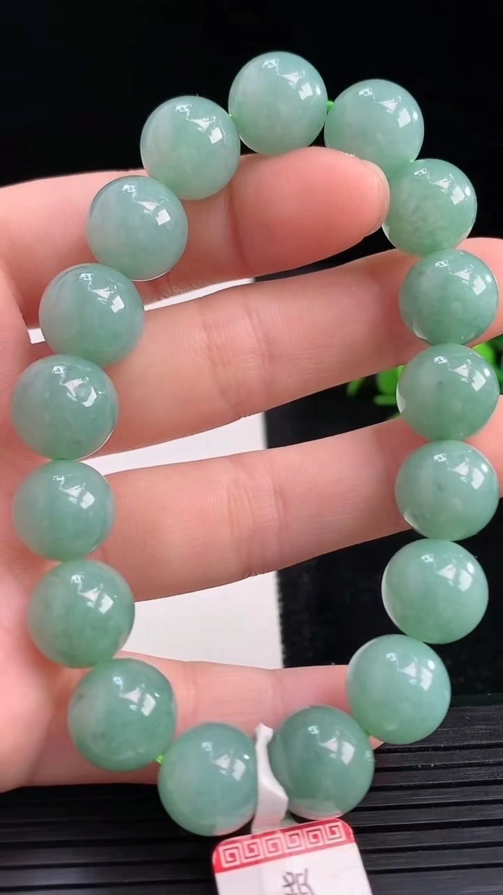 天然A货翡翠圆珠手串尺寸11-17颗重量:45.32g3月27日
工厂直销收藏佳品,种好水足，色泽均匀，有种有色，上手高大气！
