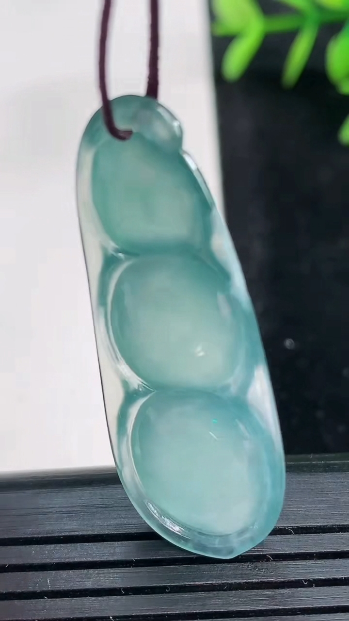 天然A货翡翠福豆吊坠尺寸42.2-15.7-5.5重量:6.11g
3月27日