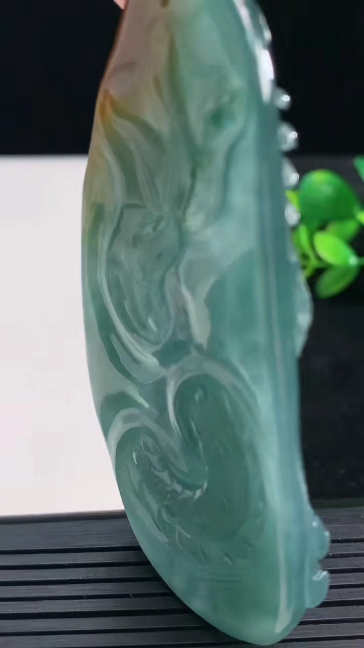 天然A货翡翠蓝水双彩祥龙阿弥陀佛吊坠尺寸79.9-38.4-8.1重量:48.22g
3月27日