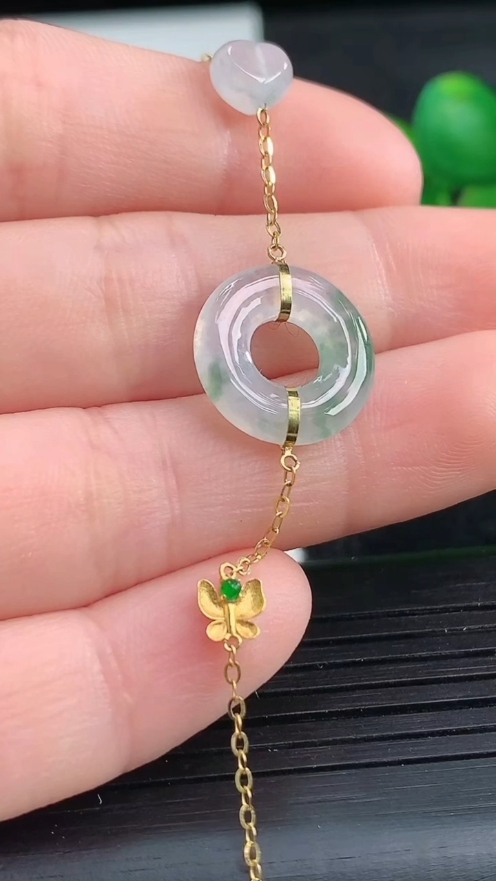 天然A货翡翠种飘花平安环手链尺寸13.6-2.7重量:1.67g
3月27日