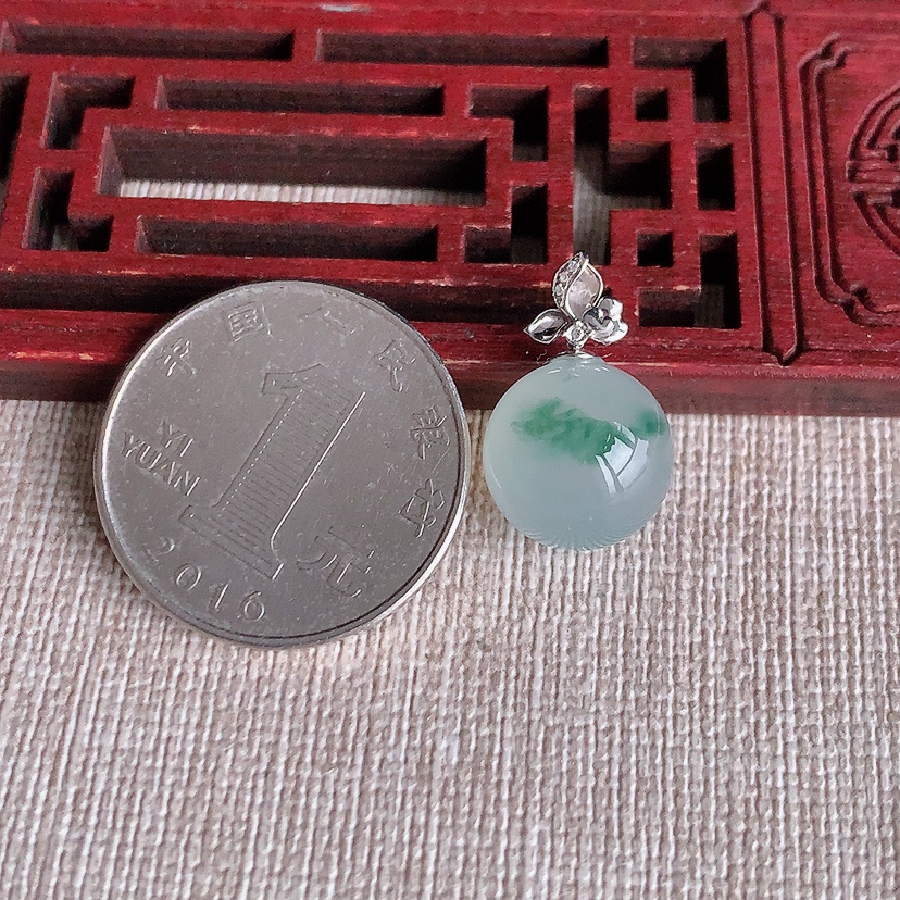 天然A货翡翠18K金镶嵌飘花圆珠转运珠吊坠  
尺寸19.6-12.3mm 重量3.80g 0326